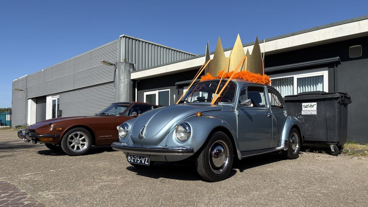 This oldtimer was equipped with a large crown especially for this ride (photo: Wilco Zonneveld).