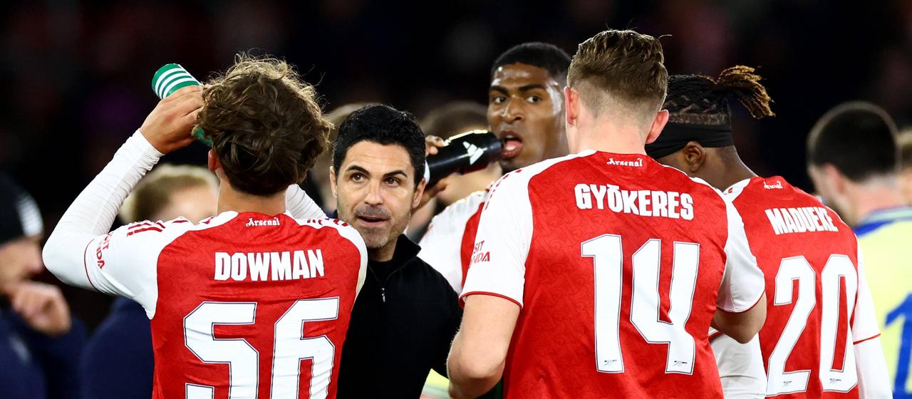 Arsenal coach Mikel Arteta speaks to his players