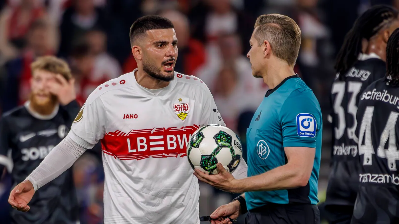 Deniz Undav (l.) next to referee Tobias Welz: The two disagreed. Deniz Undav (l.) next to referee Tobias Welz: The two disagreed.