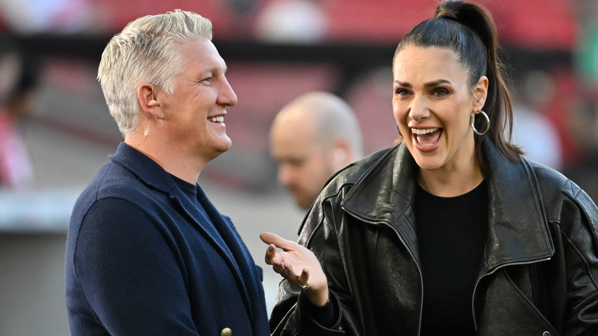 Bastian Schweinsteiger (left) and Esther Sedlaczek before the start of the game in Stuttgart: The ARD duo has been in front of the camera together for years. Bastian Schweinsteiger (left) and Esther Sedlaczek before the start of the game in Stuttgart: The ARD duo has been in front of the camera together for years.