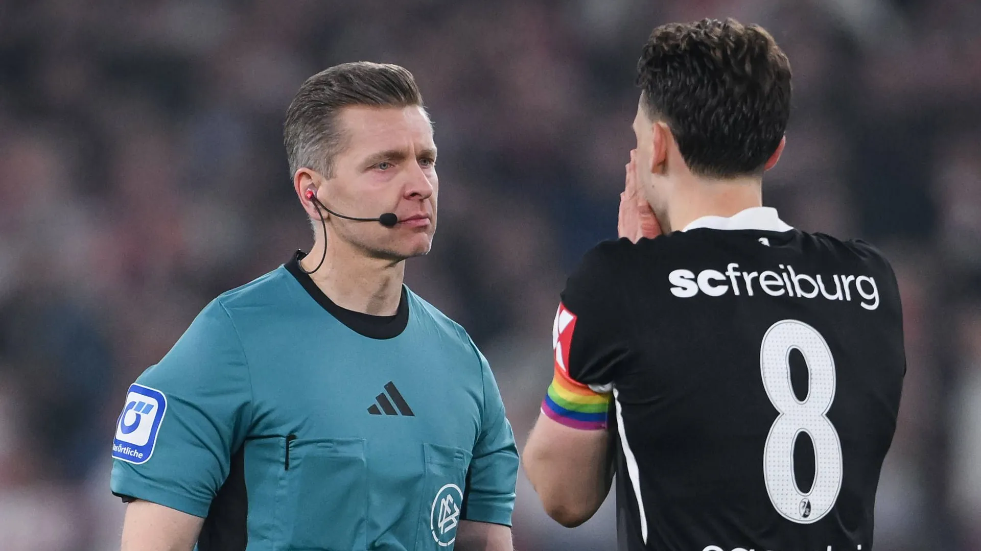 Referee Tobias Welz (l.) next to Maximilian Eggestein: The two disagreed. Referee Tobias Welz (l.) next to Maximilian Eggestein: The two disagreed.