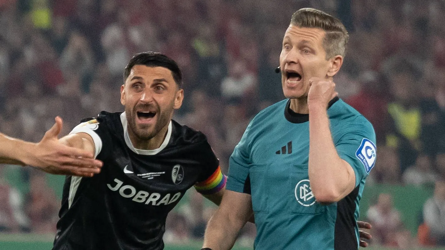 Freiburg's captain Vincenzo Grifo complains to Tobias Welz (r.): The referee was the focus in the cup semi-final. Freiburg's captain Vincenzo Grifo complains to Tobias Welz (r.): The referee was the focus in the cup semi-final.
