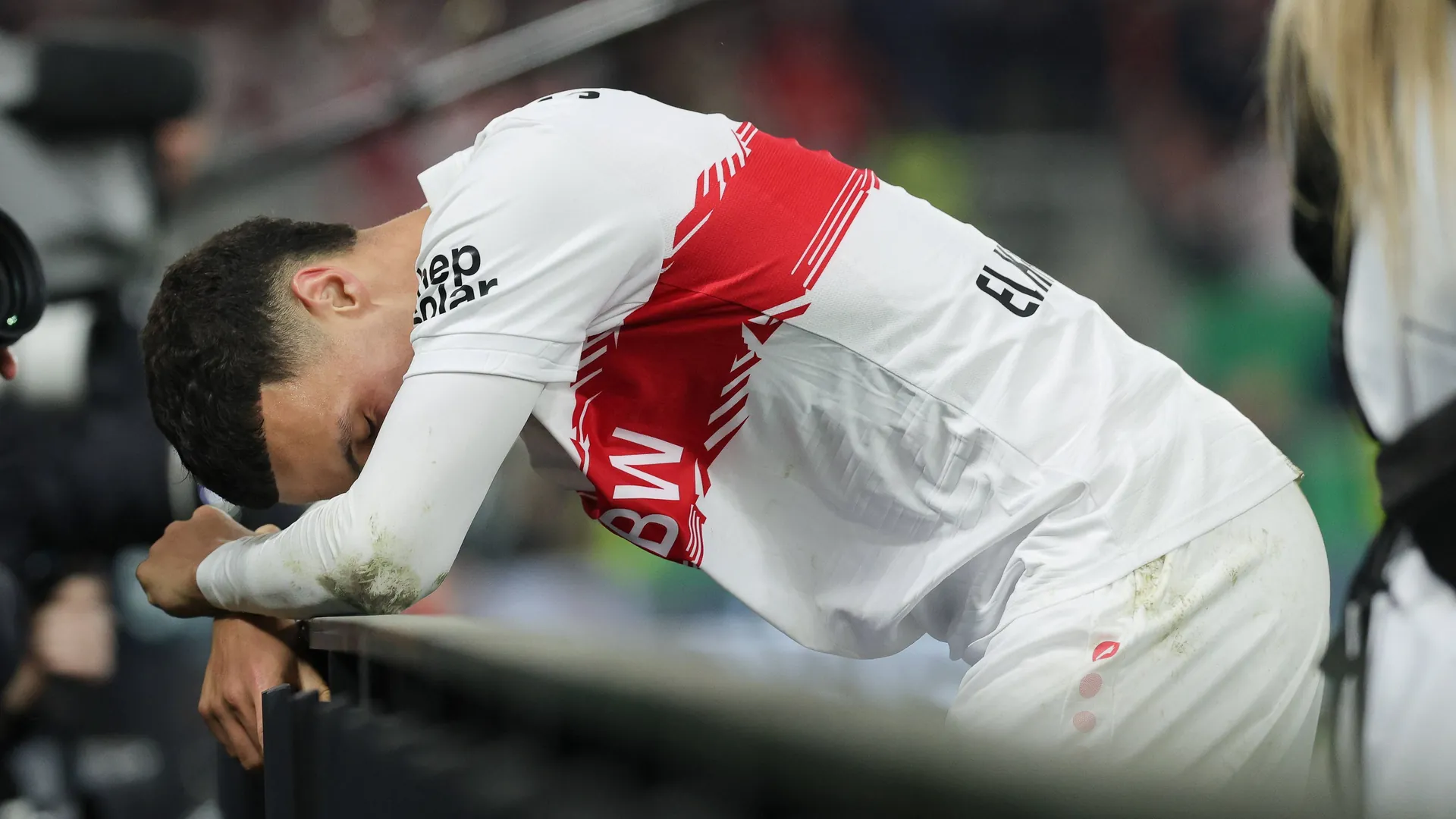 Stuttgart's Bilai El Khannouss got sick in the middle of the game against SC Freiburg.