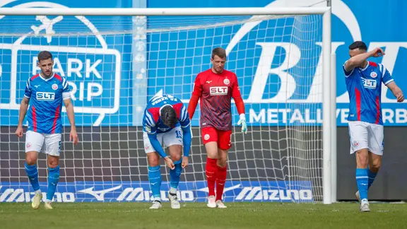 Frustrated Rostock players | IMAGO / Andy Bünning Frustrated Rostock players
