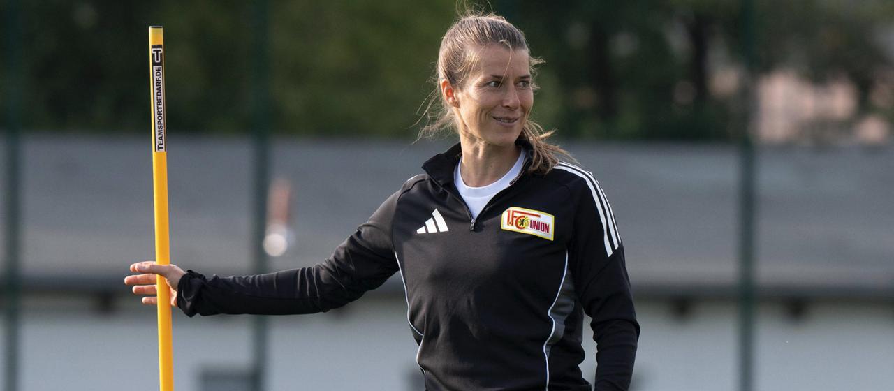 Coach Marie-Louise Eta in a 1. FC Union Berlin suit during training