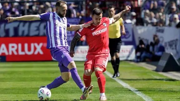 Osnabrück's David Kapacz (l.) in a duel with Verl's Niko Kijewski