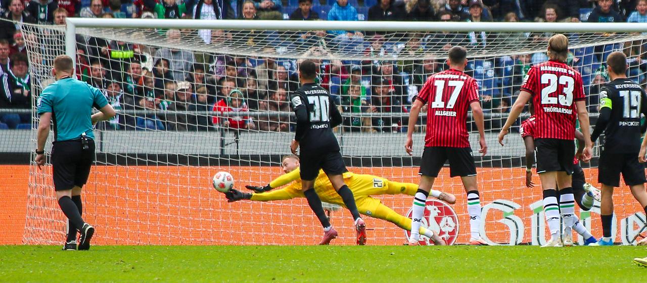 Nicolas Kristof saves Noel Aseko's shot