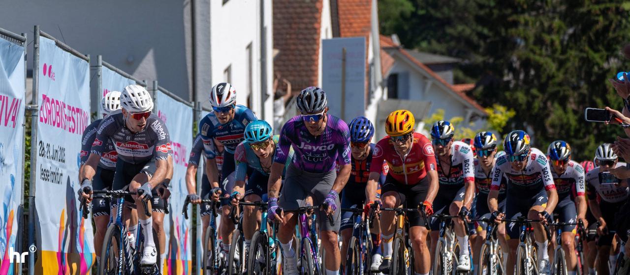 The professional cyclists struggle up the Mammolshain stitch, something like the epicenter of the race. 