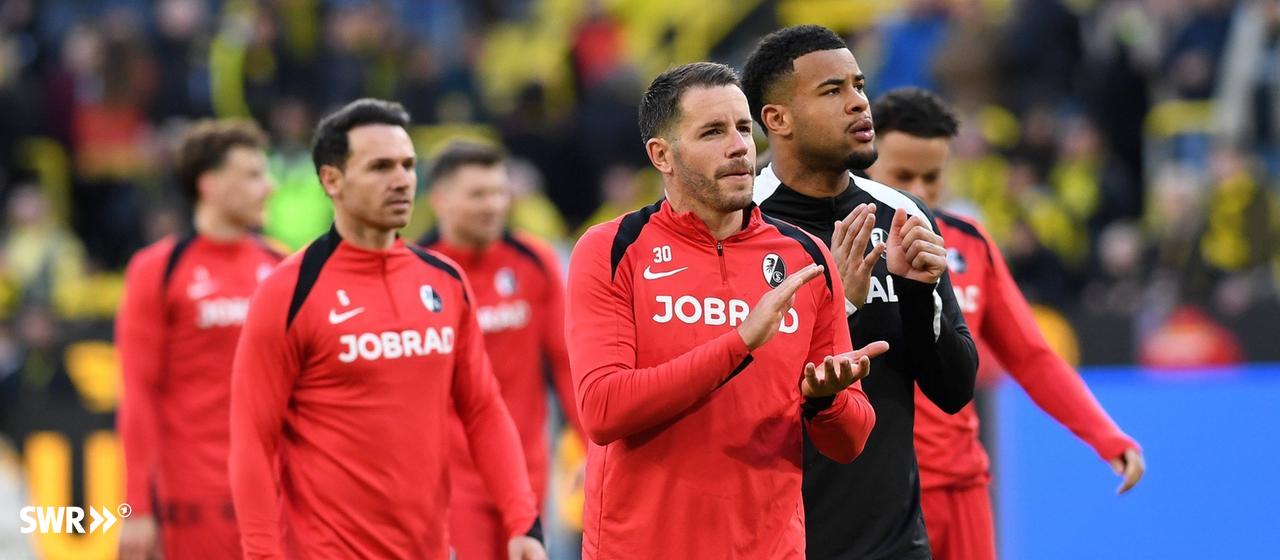 Christian Guenter (SC Freiburg) and goalkeeper Noah Atubolu (SC Freiburg) applaud after the Bundesliga game between Borussia Dortmund and Club Freiburg.