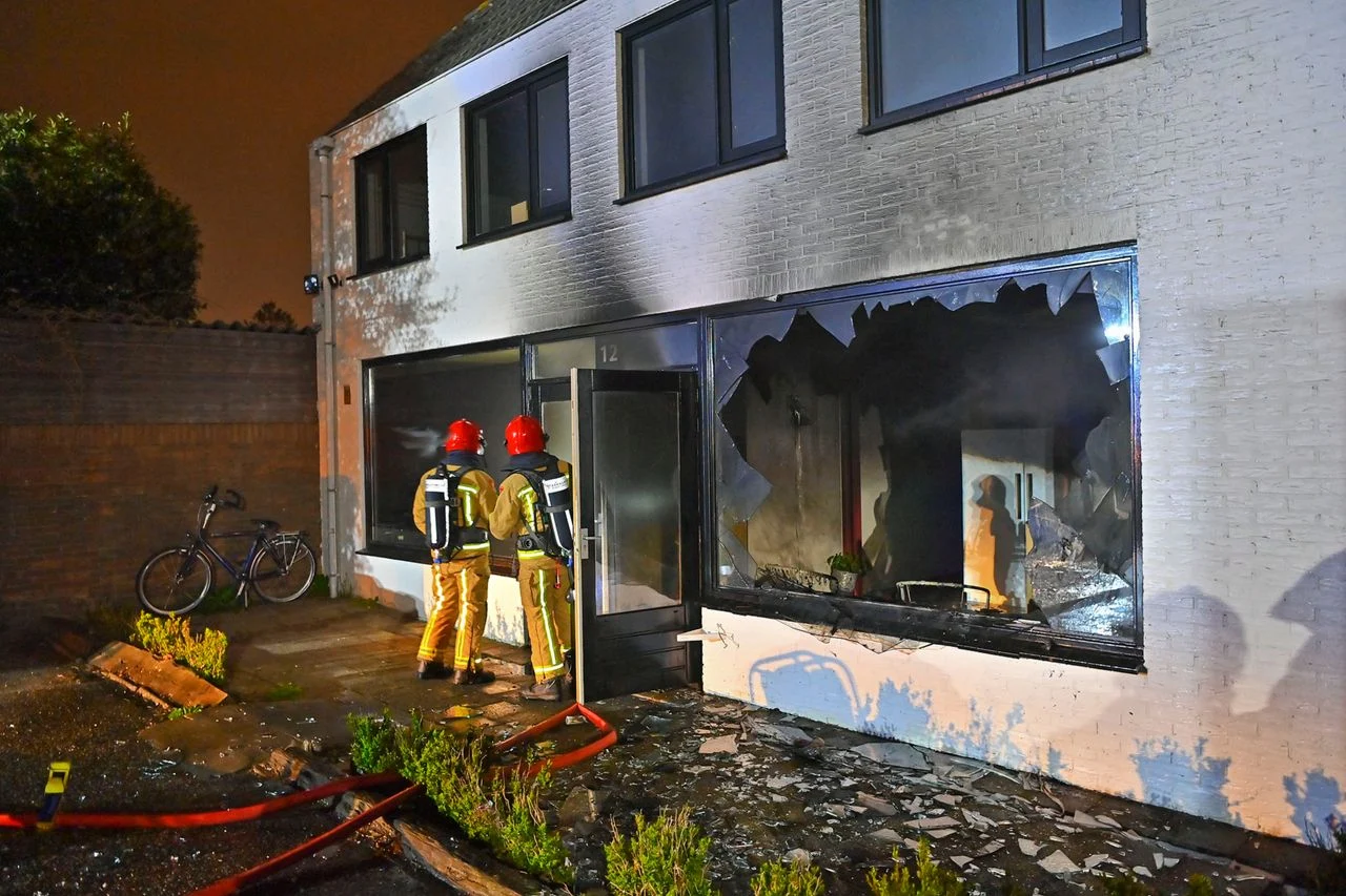 Fire in business premises after explosive is thrown inside (photo: Rico Vogels / Heitink Press Agency).