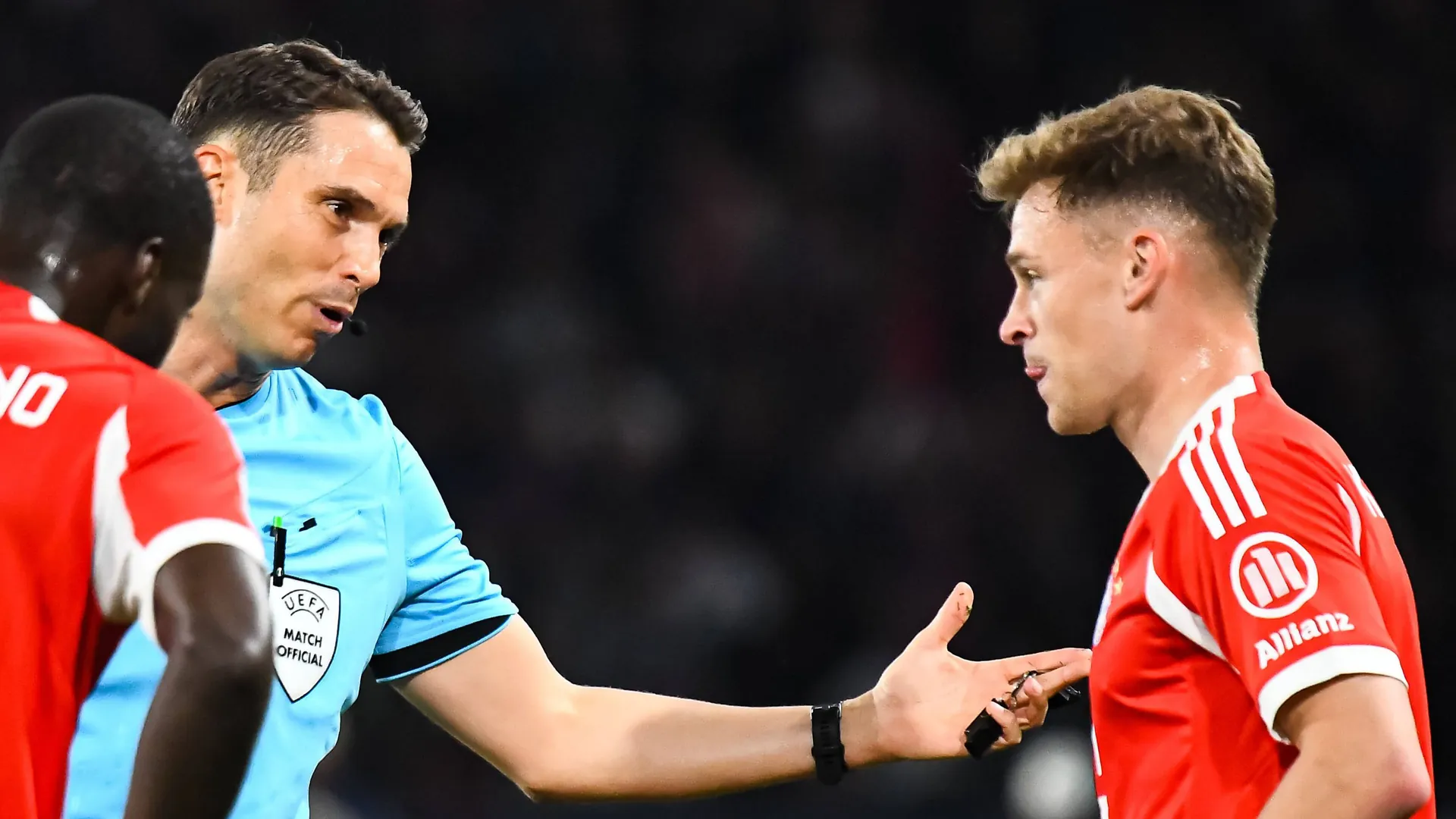 Referee Sandro Schärer discusses with Joshua Kimmich: A penalty decision caused displeasure among Bayern. Referee Sandro Schärer discusses with Joshua Kimmich: A penalty decision caused displeasure among Bayern.