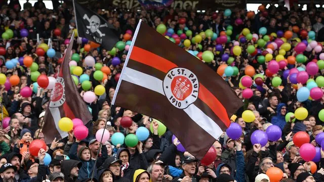 Fans of FC St. Pauli with a flag of their club (symbolic image): The football club has launched a special prize. Fans of FC St. Pauli with a flag of their club (symbolic image): The football club has launched a special prize.