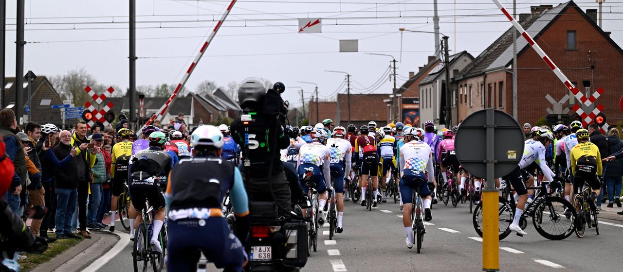The peloton on the Tour of Flanders was involuntarily stopped by a train.