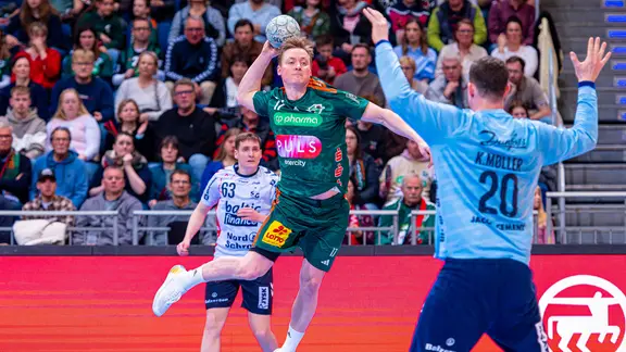 Hannover-Burgdorf (l.) around August Pedersen fought their way into the game in the second half. | IMAGO / Jan Guenther Hannover's August Pedersen against Flensburg