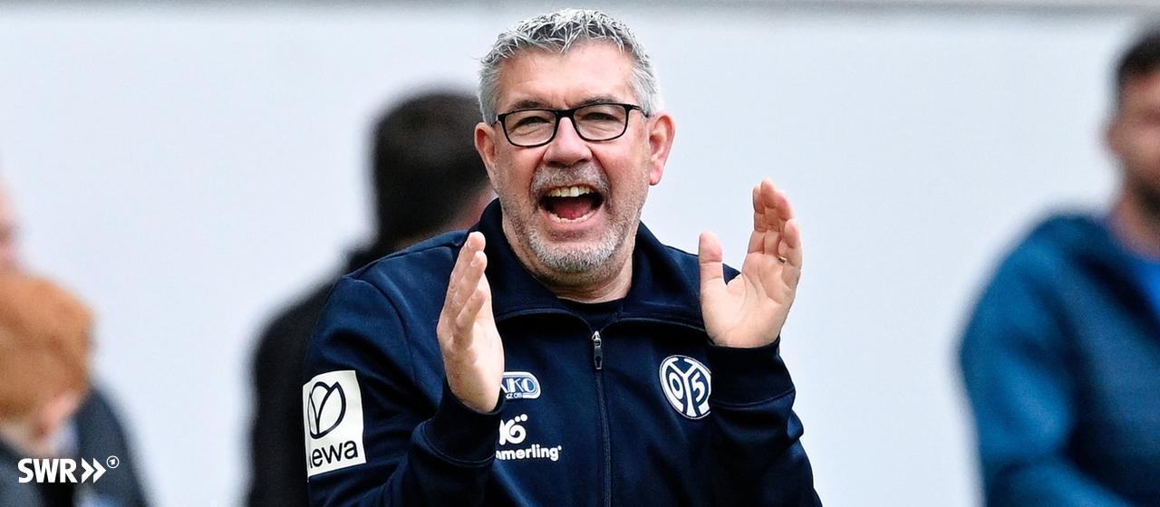 Urs Fischer, coach of 1. FSV Mainz 05, applauds and grins.
