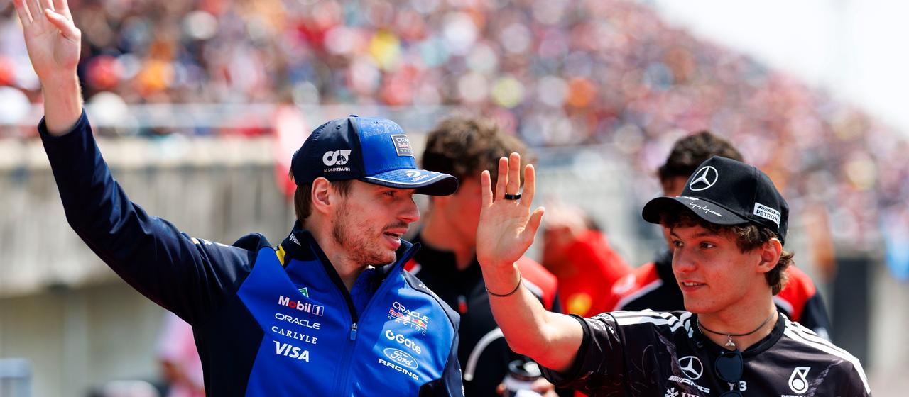 Max Verstappen (l.) and Kimi Antonelli