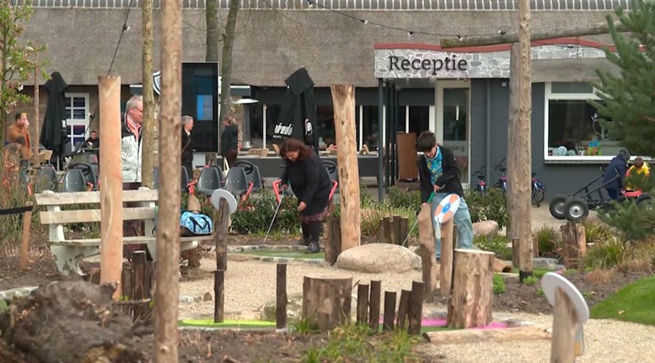 A number of groups are already fanatically playing mini golf during the Easter weekend (Photo: Noël van Hooft / Omroep Brabant.)