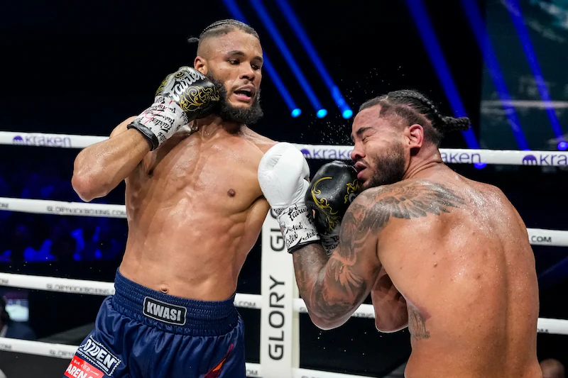 Chico Kwasi hits Donovan Wisse hard on the chin.