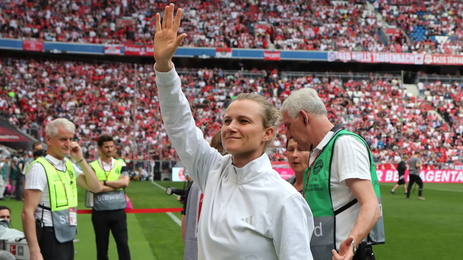 Kathleen Krüger in the Allianz Arena (archive photo): HSV apparently wants to bring the 40-year-old to the Rothosen. Kathleen Krüger in the Allianz Arena (archive photo): HSV apparently wants to bring the 40-year-old to the Rothosen.