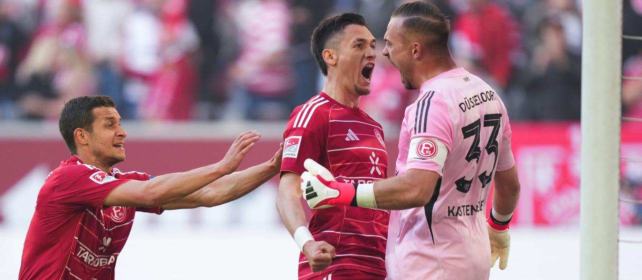 Fortuna keeper Florian Kastenmeier cheers with his teammates