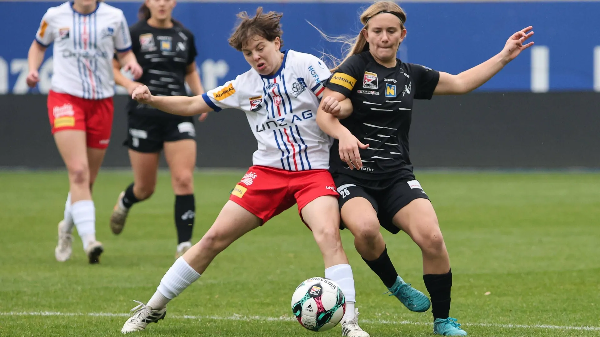 Duel: Neulengbach's Katharina Moser (r.) against Valerie Sprung from FC Blau Weiss Linz.