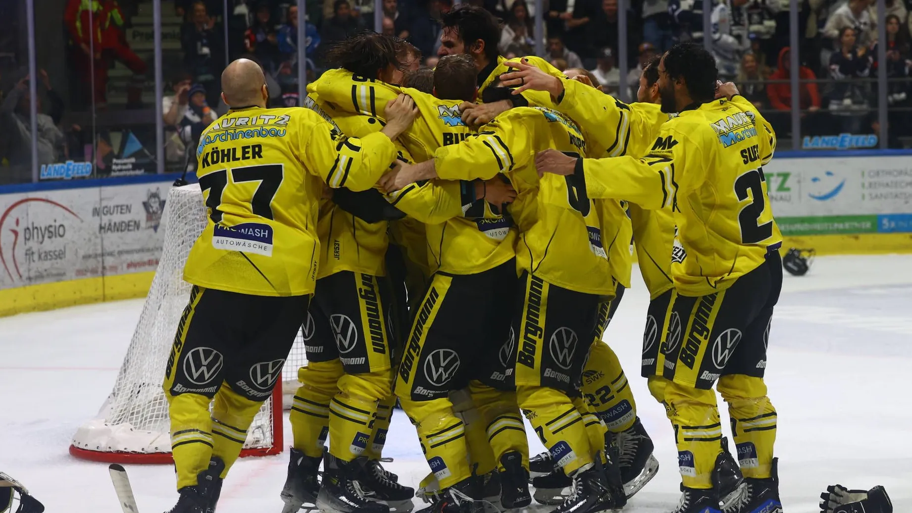 Unlimited joy: The Krefeld Pinguine players celebrate the championship of the 2nd league. Unlimited joy: The Krefeld Pinguine players celebrate the championship of the 2nd league.
