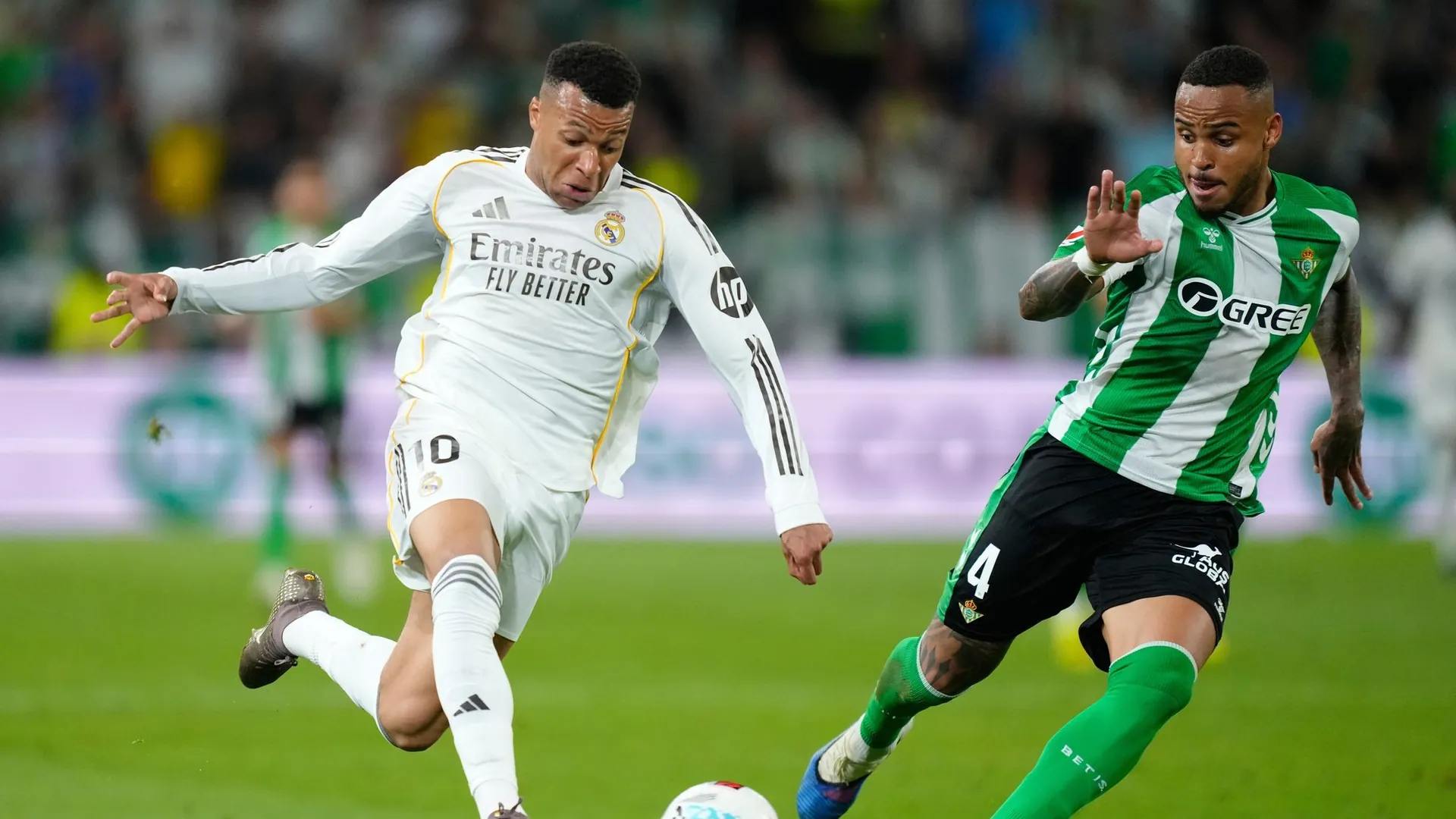 In the game at Betis in Seville, Kylian Mbappé (l.) was substituted.