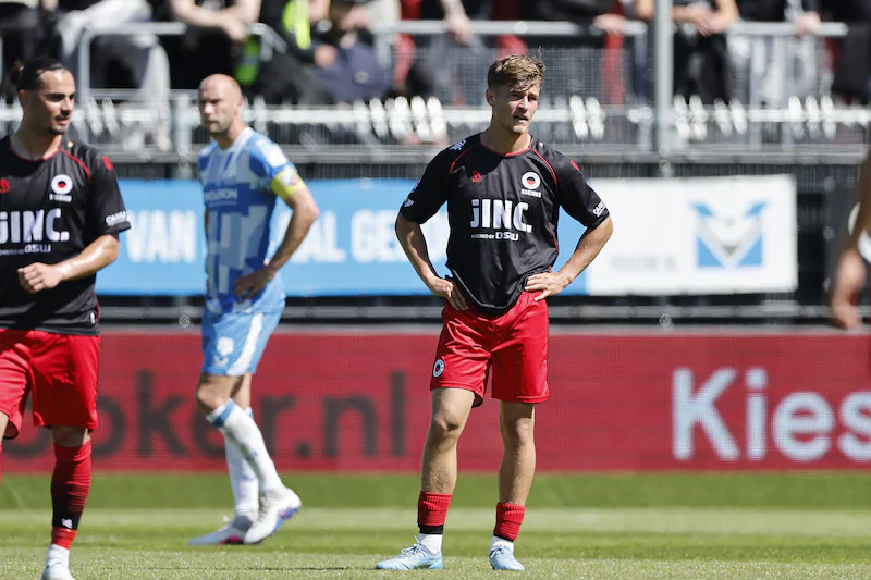 Noah Naujoks is disappointed about his disallowed goal. Arthur Zagré was offside.