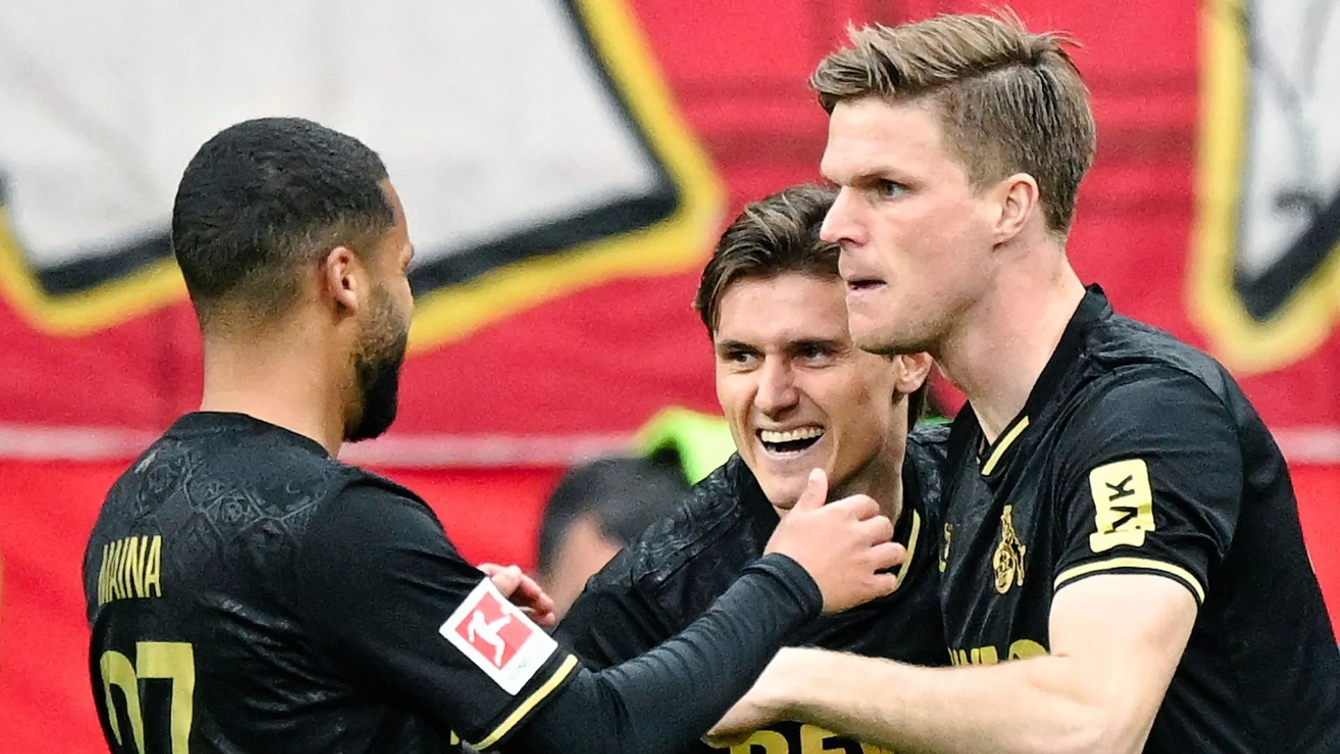 Deutsche Bank Park: Cologne goalscorer Alessio Castro-Montes (center) celebrates with Linton Maina (left) and Marius Bülter about his goal to make it 2-2. Deutsche Bank Park: Cologne goalscorer Alessio Castro-Montes (center) celebrates with Linton Maina (left) and Marius Bülter about his goal to make it 2-2.
