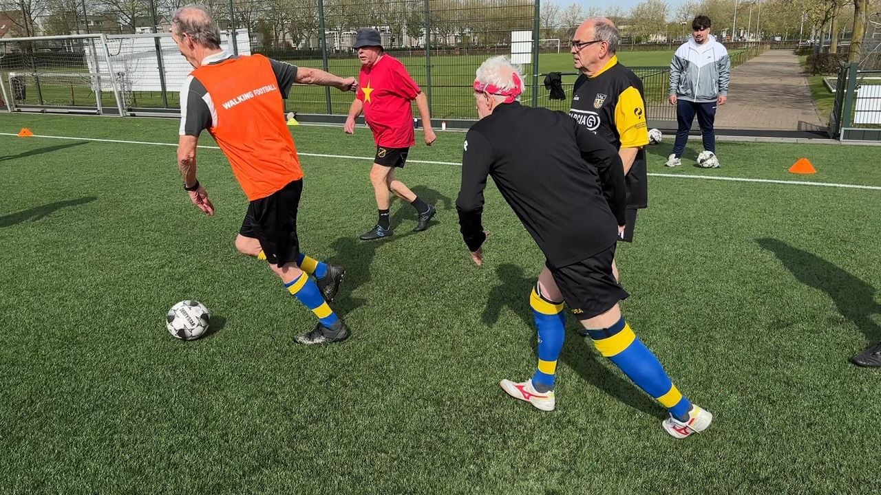 Joost Verharen in action. 'Don't run with the ball' is shouted. 