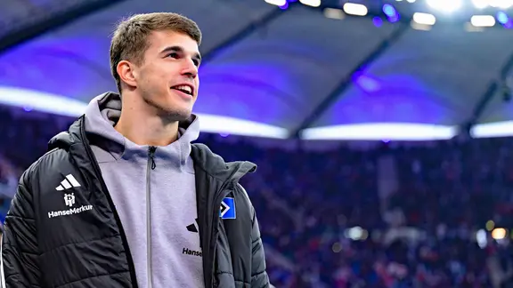 Luka Vuskovic from HSV looks into the Volksparkstadion | Witters / Tim Groothuis Luka Vuskovic from HSV looks into the Volksparkstadion