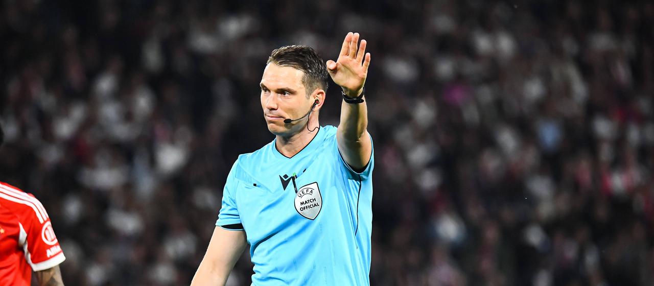 Referee Sandro Schärer at the CL game PSG against Bayern
