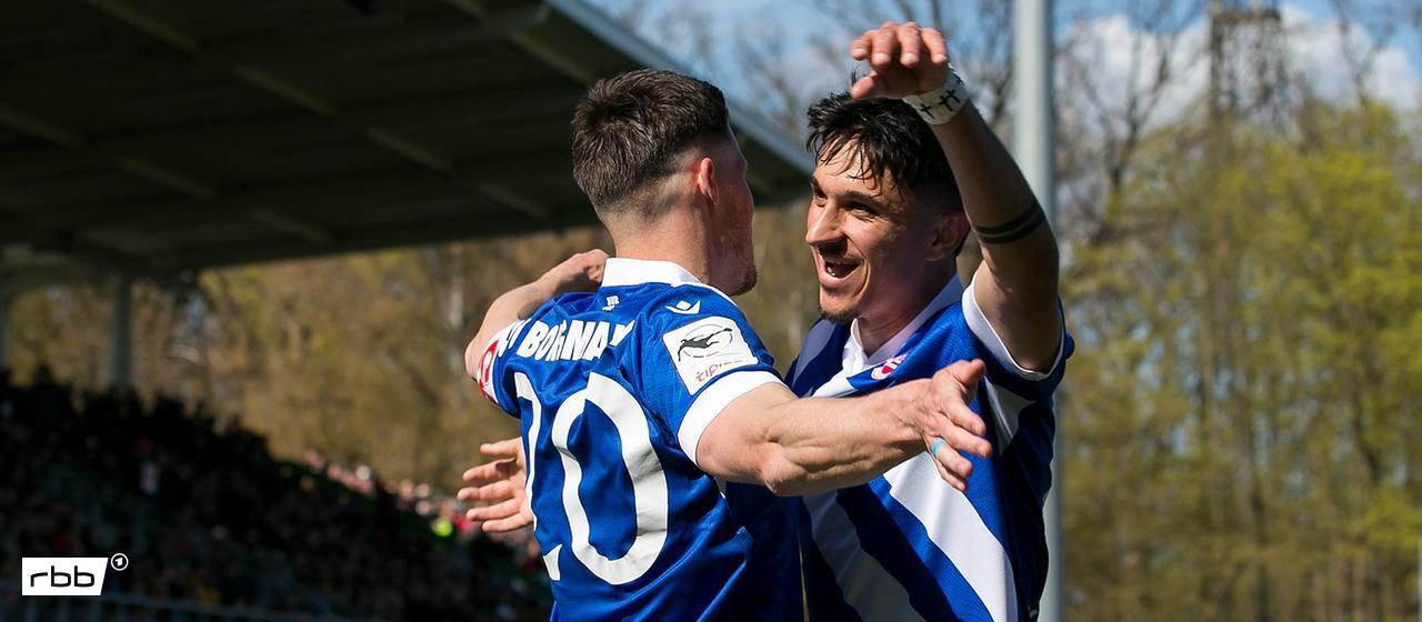 Celebrations at Energie Cottbus: Axel Borgmann (l.) and Jannis Boziaris (r.) celebrate Cottbus' 2-0. Source: imago images/photo booth