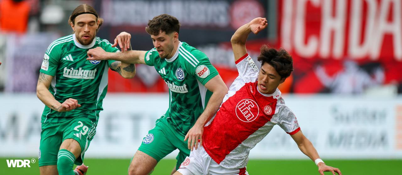   Joshua Bitter (Duisburg, lr), Tobias Fleckstein (Duisburg) and Kaito Mizuta (Essen) fighting for the ball