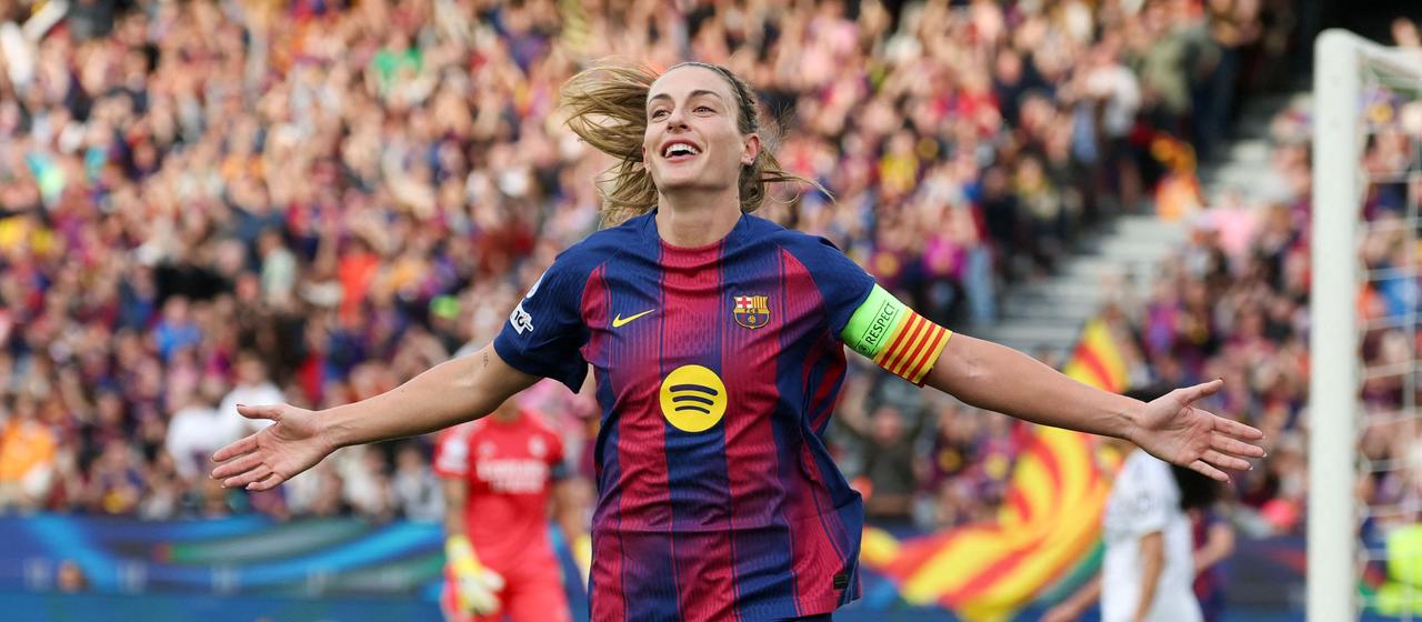 Barcelona's Alexia Purtellas (v) celebrates a goal in the Champions League quarter-finals against Real Madrid 