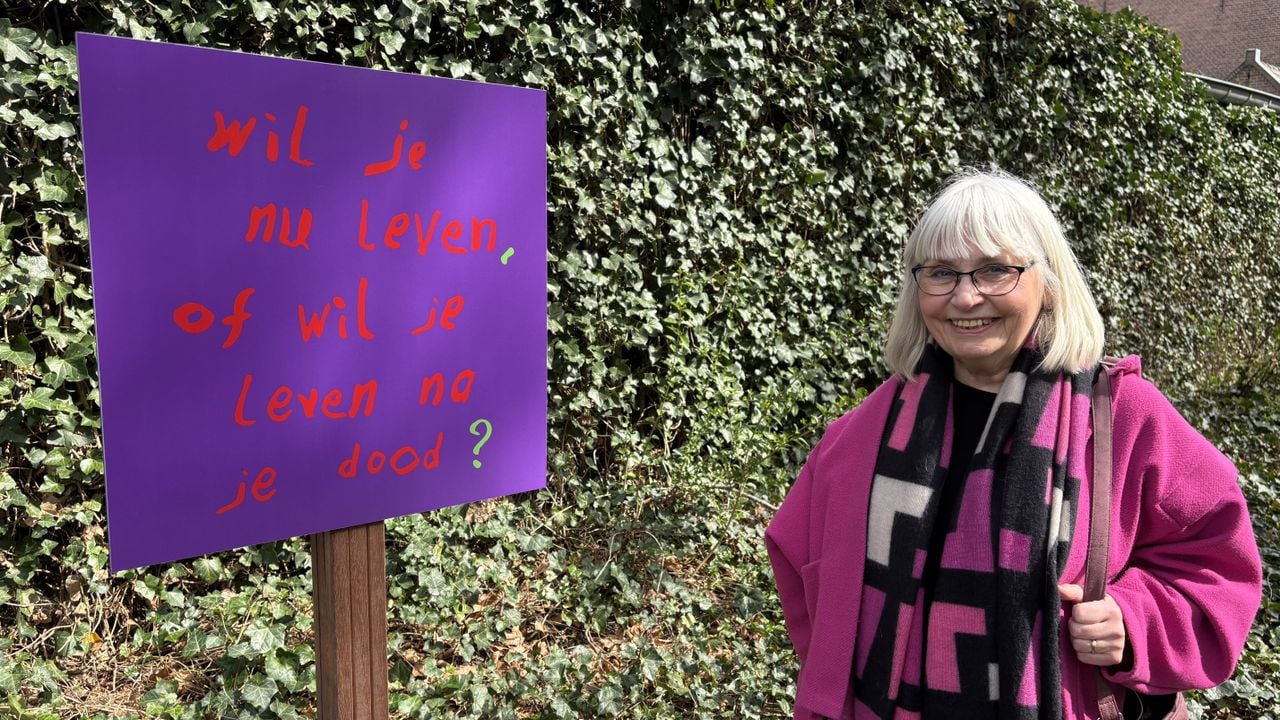 Widow Gerry Diederen stands at one of the signs with a saying from her deceased husband Arnol Kox, who was given his own path on Friday (photo: Wilco Zonneveld).