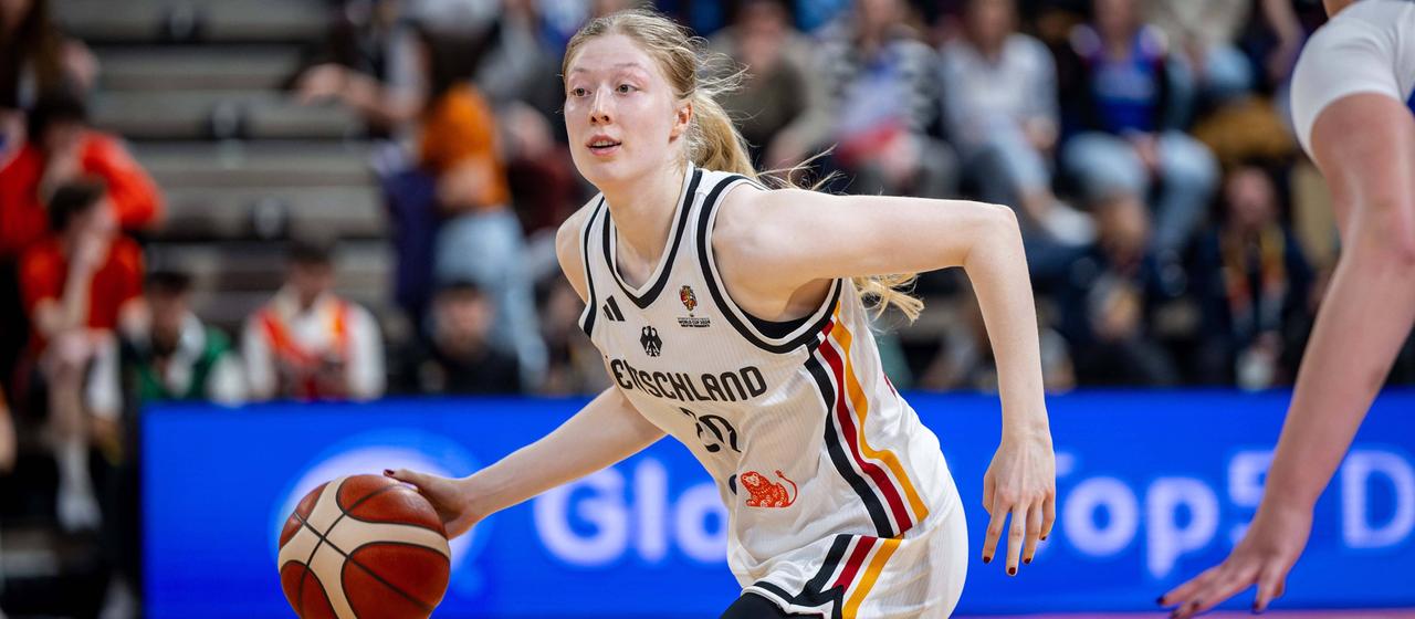 Frieda Bühner dribbling in the international match against France