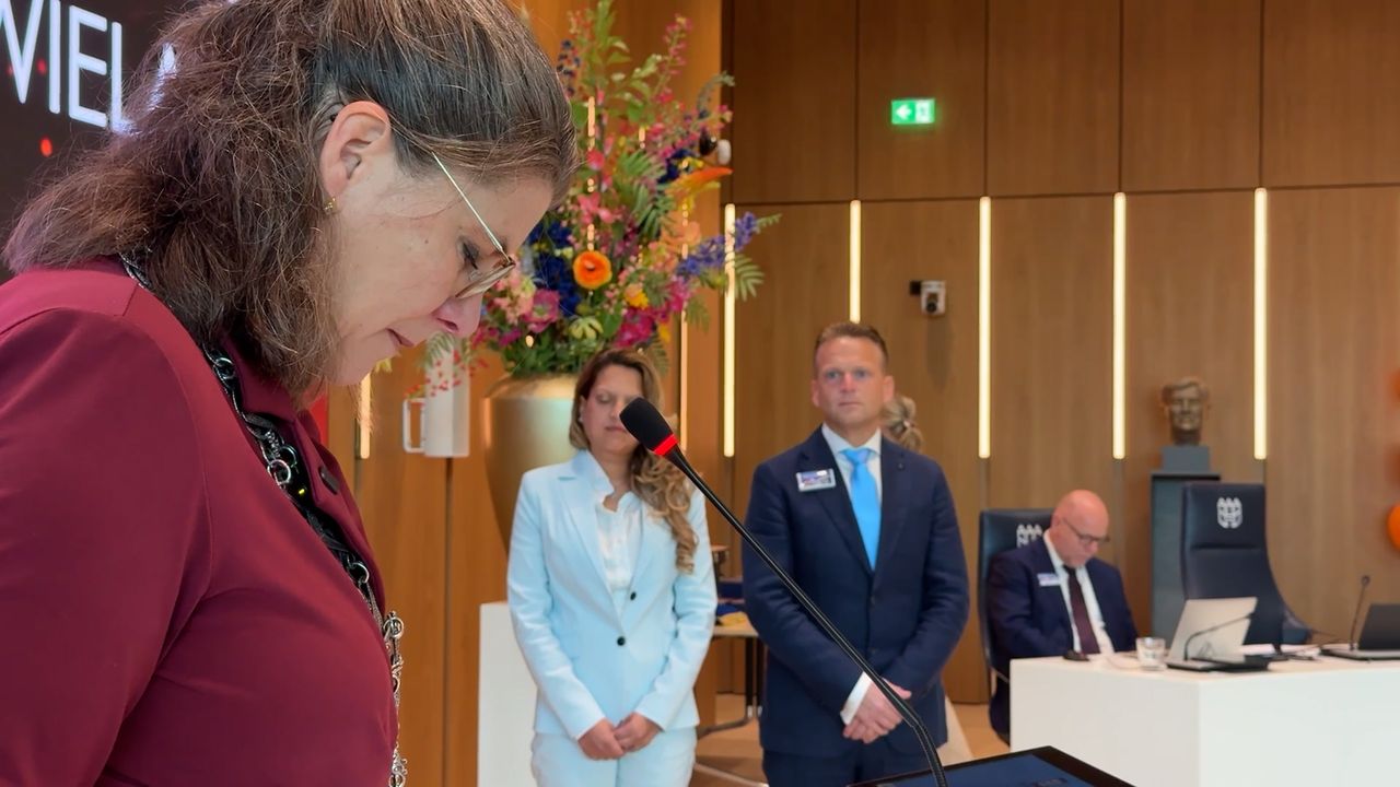 Mayor Fleur Gräper addresses Wesley (photo: Peter Soethout).