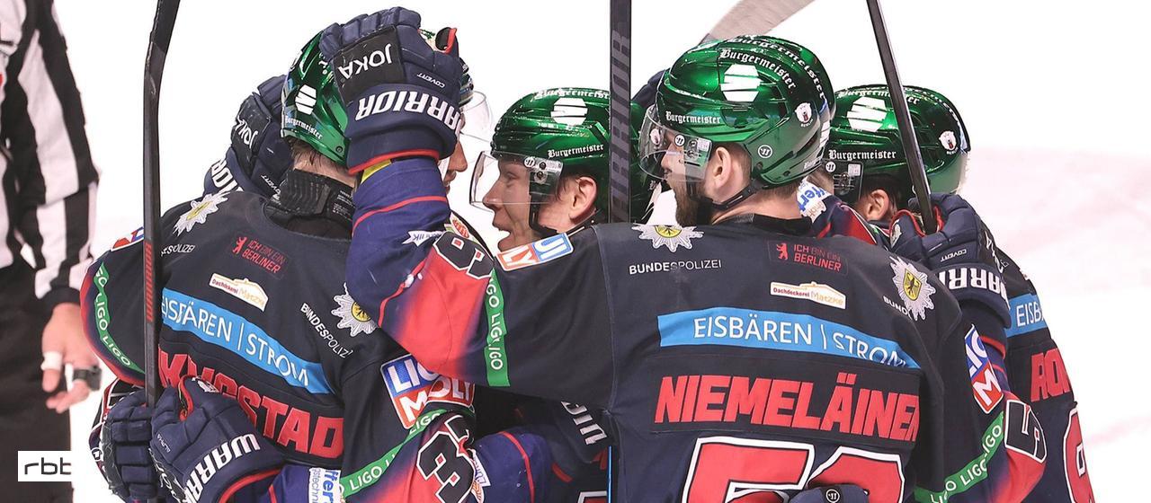 Jonas Müller celebrates with his Eisbären Berlin teammates after his goal to make it 5:3 (Source: IMAGO / Contrast)