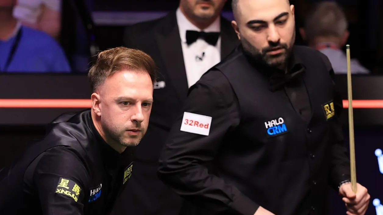 World number one Judd Trump (l.) had unexpectedly big problems in the match against Hossein Vafaei.