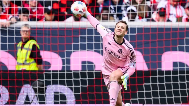 Manuel Neuer is currently guarding the FC Bayern Munich goal again.