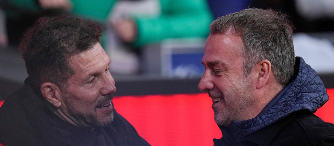 Atletico coach Diego Simeone (l.) and Barcelona's Hansi Flick