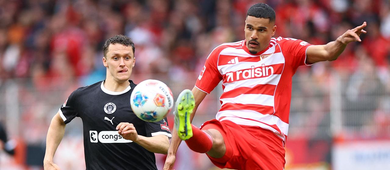 Danilho Doekhi gets to the ball before Martijn Kaars