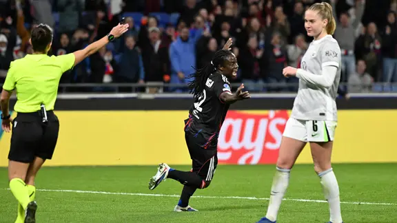 Frustration with Wolfsburg's Janina Minge (r.) after Tabitha Chawinga's goal to make it 0-4 against OL Lyonnes | IMAGO / PsnewZ Wolfsburg's Janina Minge (r.) is frustrated after Tabitha Chawinga conceded a goal to make it 4-0 against OL Lyonnes