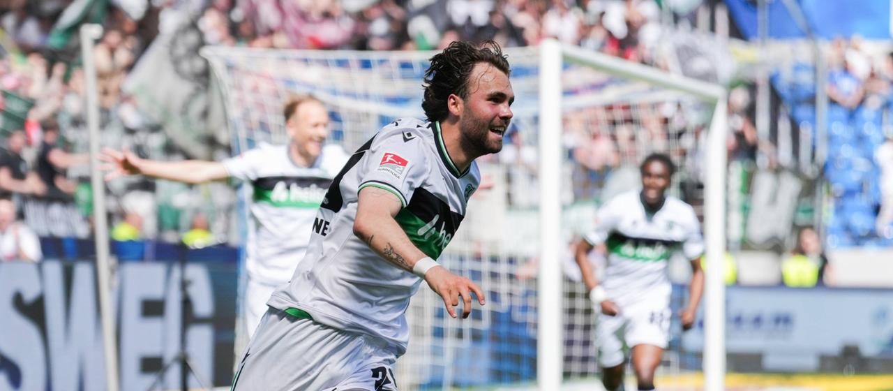 Hanover's Kolja Oudenne (from) celebrates his winning goal in Karlsuhe