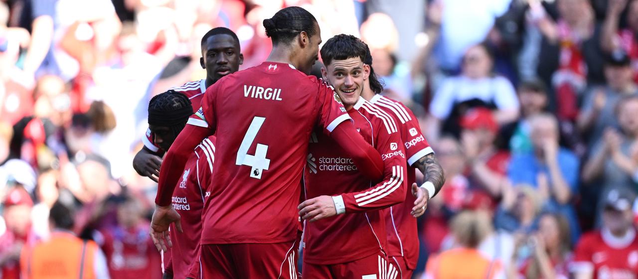 Professional soccer player Florian Wirtz (r.) cheers with his Liverpool FC teammates in the Premier League game against Crystal Palace
