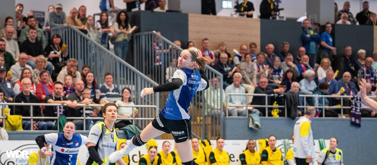 Nieke Kuehne doing the jump throw