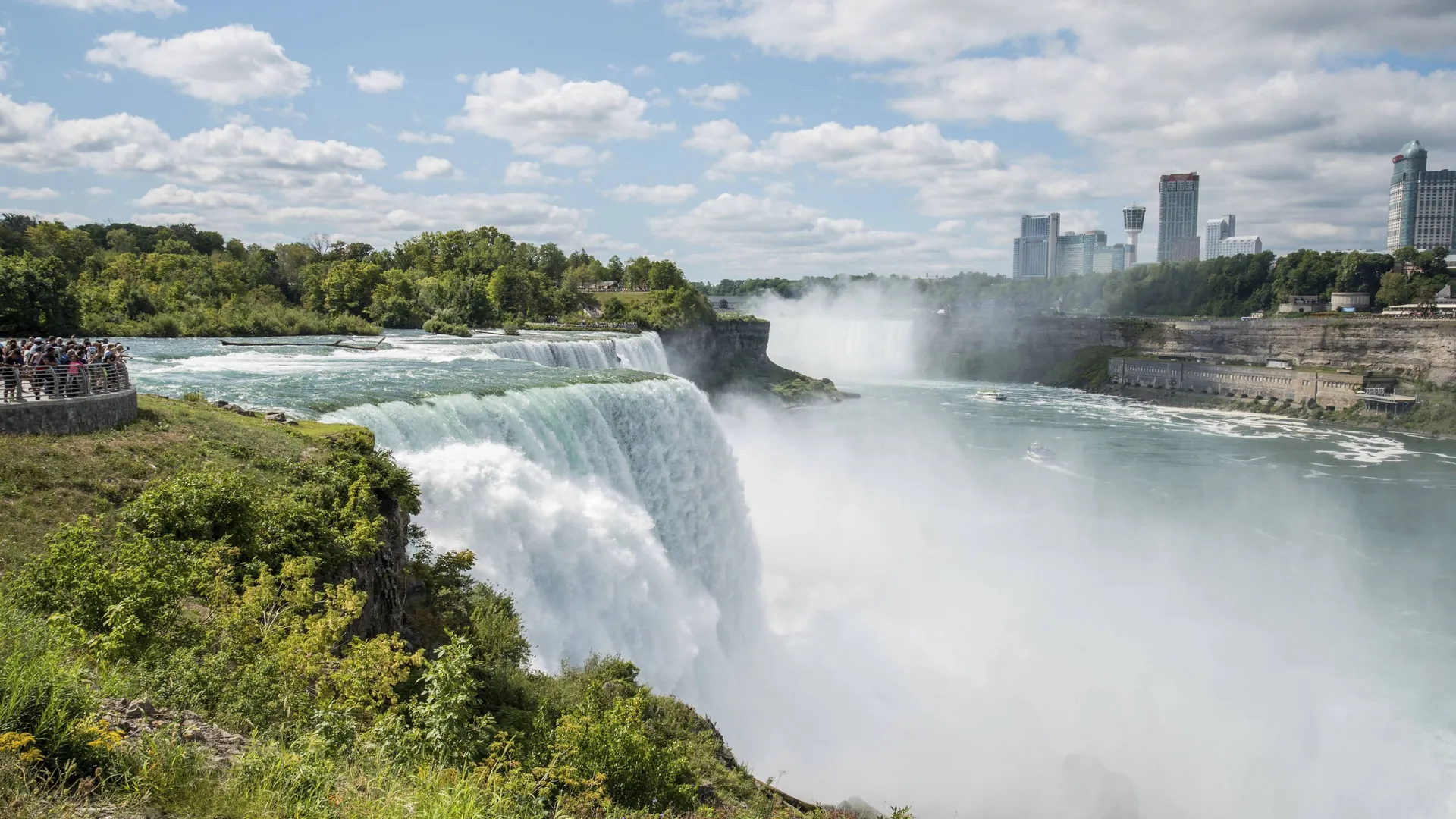 Niagara Falls seen from the side: The falls are located right on the border between the USA and Canada - more precisely between the US state of New York and the Canadian province of Ontario.