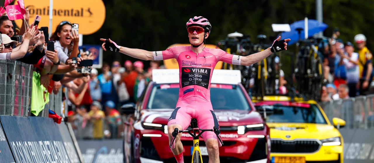 Jonas Vingegaard celebrates after crossing the finish line in the 16th stage