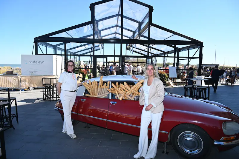 Alderman for Tourism and Events Natacha Lejaeghere and Rosalie Verlinden, head of Tourism and Events in Middelkerke, at the entrance to the orangery.